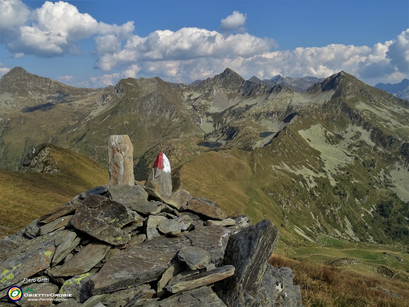 53 In decisa salita per Cima di Lemma con vista versoi  Laghi di Porcile di Valle Lunga.JPG